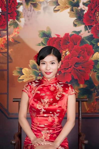 Asiatisk kvinna i traditionell klädsel — Stockfoto