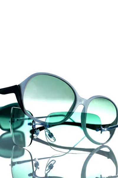 İki yeşil güneş gözlüğü — Stok fotoğraf