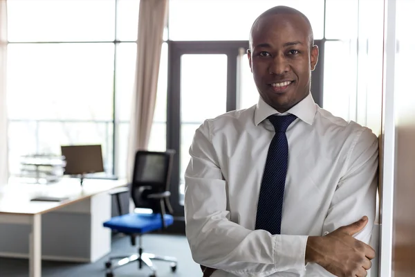 Smiling businessman looking at camera — Stock Photo, Image