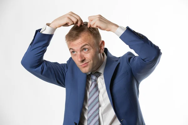 Uomo d'affari che indica la perdita dei capelli — Foto Stock