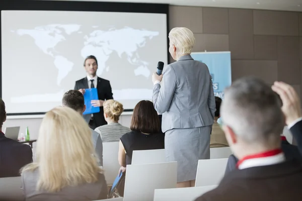 Zakenvrouw beantwoorden van vragen tijdens seminar — Stockfoto