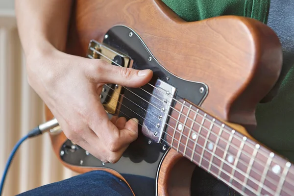 Musicien jouant guitare électrique — Photo