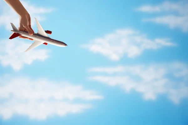 Aereo giocattolo volante mano contro il cielo — Foto Stock