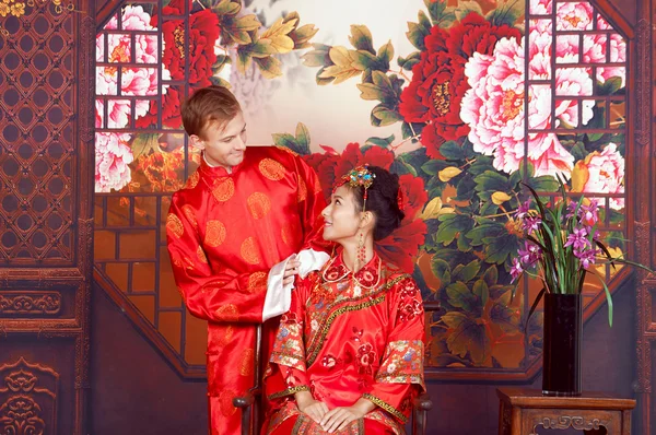 Bride and Groom in Chinese wedding outfits — Stockfoto