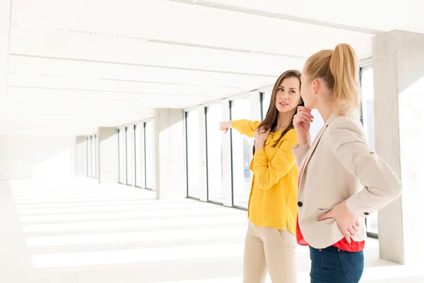 Zakenvrouw bespreken met collega in lege kantoor — Stockfoto