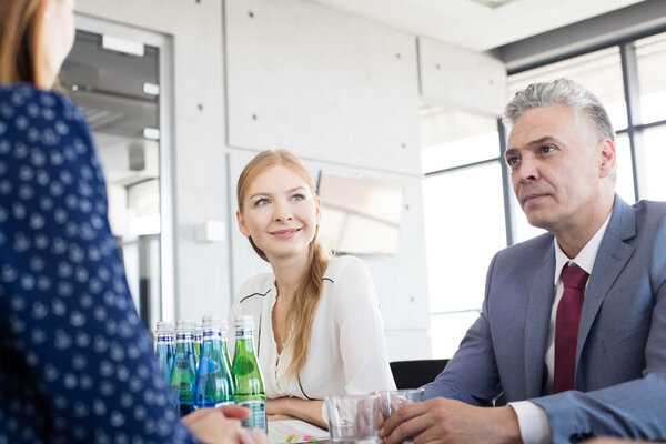 Руководители бизнеса обсуждают различные темы
  