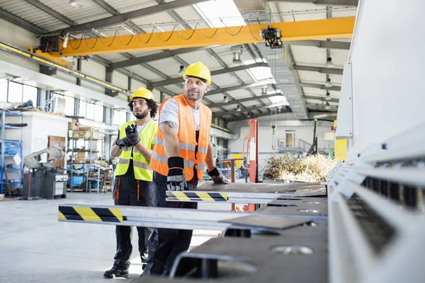 Operai che lavorano nell'industria metallurgica — Foto Stock