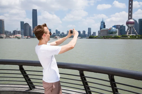 Hombre fotografiando Oriental Pearl Tower — Foto de Stock