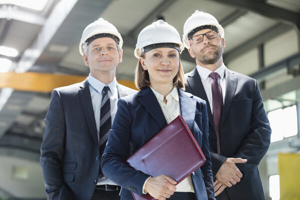 деловая женщина с коллегами-мужчинами в металлургии
