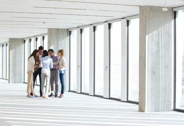 Mensen uit het bedrijfsleven met discussie in kantoor — Stockfoto