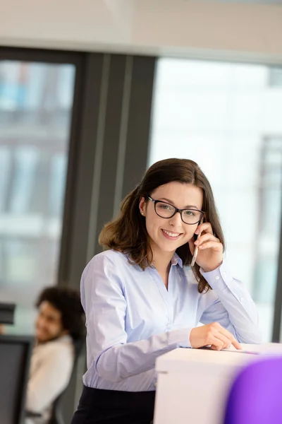 Femme d'affaires souriante parlant sur un téléphone mobile — Photo