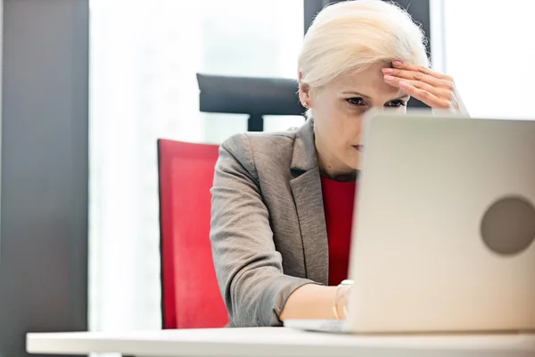 Mujer de negocios cansado utilizando el ordenador portátil — Foto de Stock