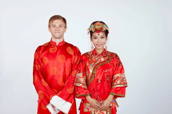 Noiva e noivo em roupas de casamento chinês — Fotografia de Stock