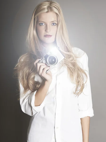 Όμορφη ξανθιά κοπέλα εκμετάλλευση κάμερα — Φωτογραφία Αρχείου