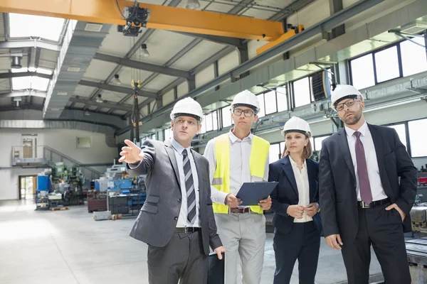 Empresario discutiendo con colegas — Foto de Stock