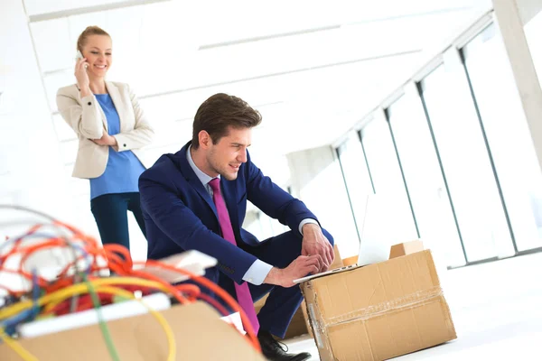 Businesswoman and male colleague in new office — Stock Photo, Image