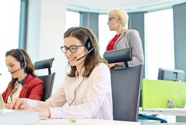 Representante de Servicio al Cliente Usando Auriculares —  Fotos de Stock