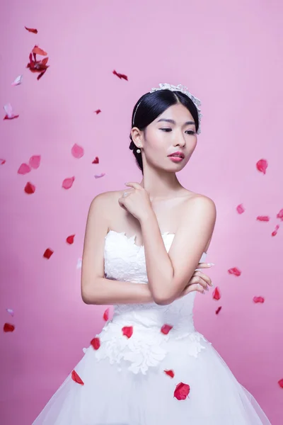 Beautiful bride with rose petals — Stock Photo, Image