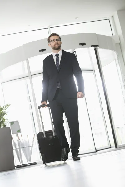 Empresário com bagagem entrando no centro de convenções — Fotografia de Stock