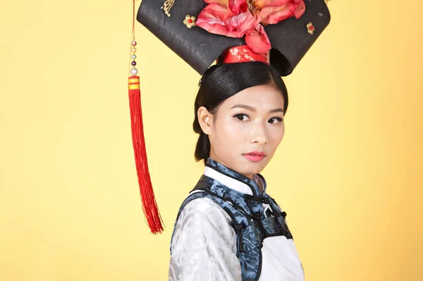 Китаянка в традиционном костюме — стоковое фото