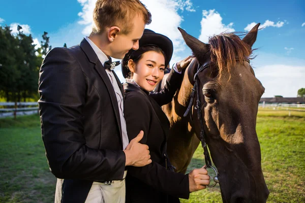 Smiling woman with man by horse — Stock Photo, Image