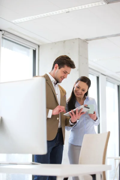 Geschäftsleute nutzen digitales Tablet — Stockfoto