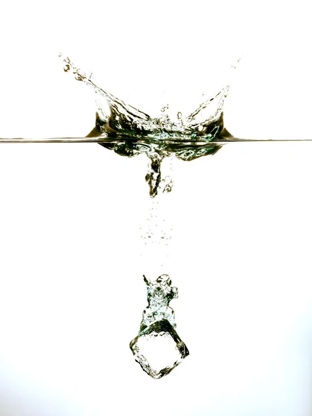 Eiswürfel spritzt ins Wasser — Stockfoto