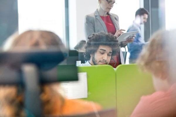 Des hommes d'affaires multiethniques qui travaillent au bureau — Photo