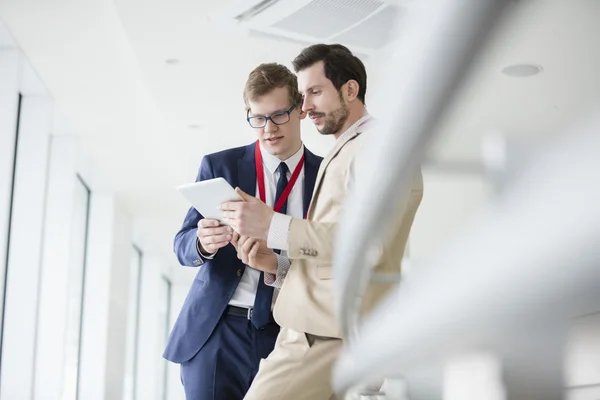 Affärsmän med digital tablet — Stockfoto