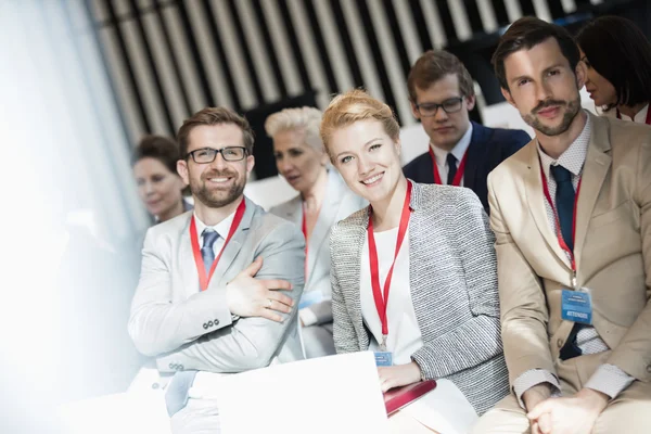 Geschäftsleute sitzen im Seminarraum — Stockfoto