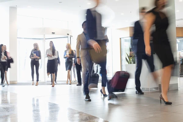 Affärsmän på convention center — Stockfoto