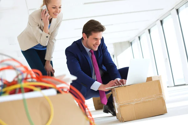 Businesswoman and male colleague in new office — Stock Photo, Image