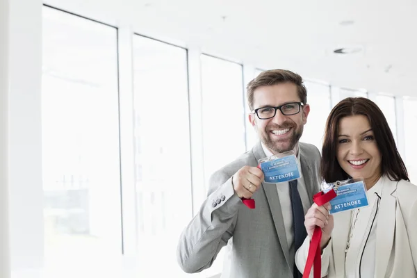 Gente de negocios mostrando tarjetas de identidad — Foto de Stock