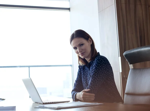 Geschäftsfrau sitzt mit Computer im Büro — Stockfoto