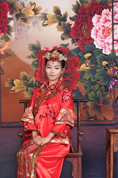 Chica china en vestido tradicional rojo — Foto de Stock