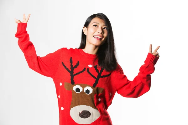 Woman in Christmas sweater — Stockfoto