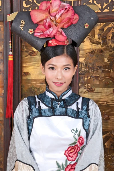 Красивая китайская принцесса со сложенными руками — стоковое фото