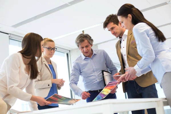 Business team dat werkt op nieuwe project op kantoor — Stockfoto