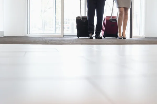 Les gens d'affaires avec des bagages à la porte — Photo