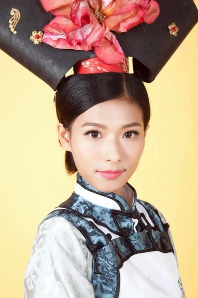 Çinli kadın giyiyor geleneksel kıyafet — Stok fotoğraf