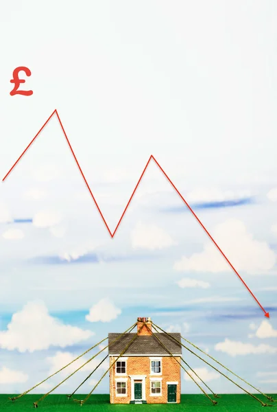 Bater no mercado imobiliário com gráfico financeiro — Fotografia de Stock