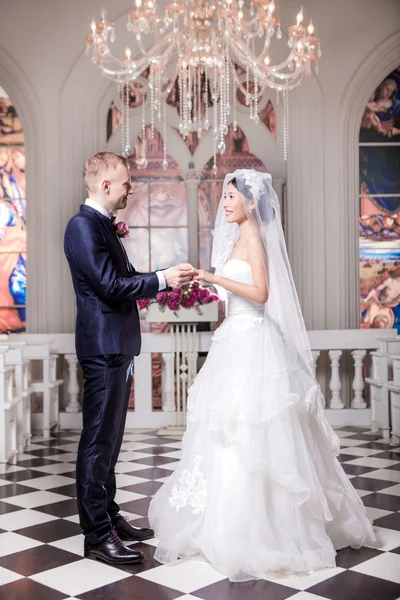 Matrimonio coppia scambio di anelli — Foto Stock