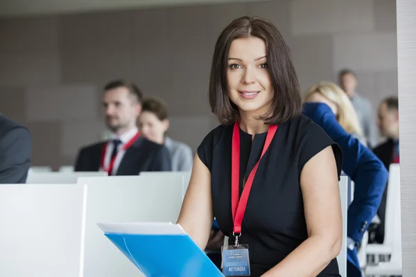 Självsäker affärskvinna sitter i seminarielokal — Stockfoto