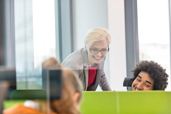 Gestionnaire assistant l'opérateur dans le bureau — Photo