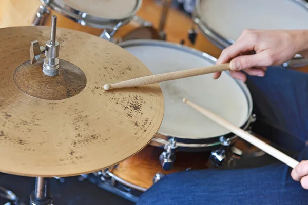 Hombre tocando la batería — Foto de Stock