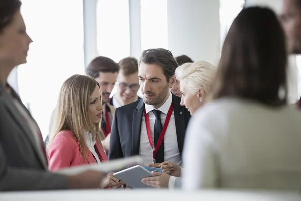 Empresários discutindo no centro de convenções — Fotografia de Stock