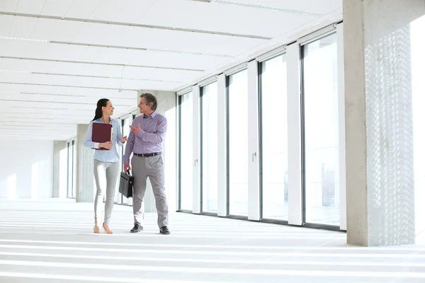 Lachende zakenman praten met vrouwelijke collega — Stockfoto