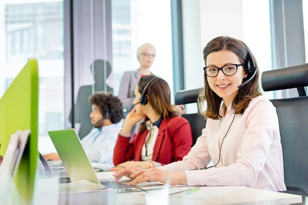 Medewerker van de klantenservice op kantoor — Stockfoto