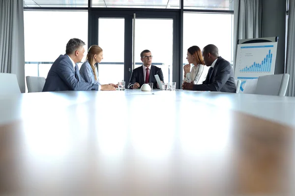 Empresários tendo discussão n sala de bordo — Fotografia de Stock