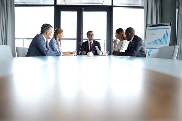 Gente de negocios teniendo discusión n sala de juntas —  Fotos de Stock